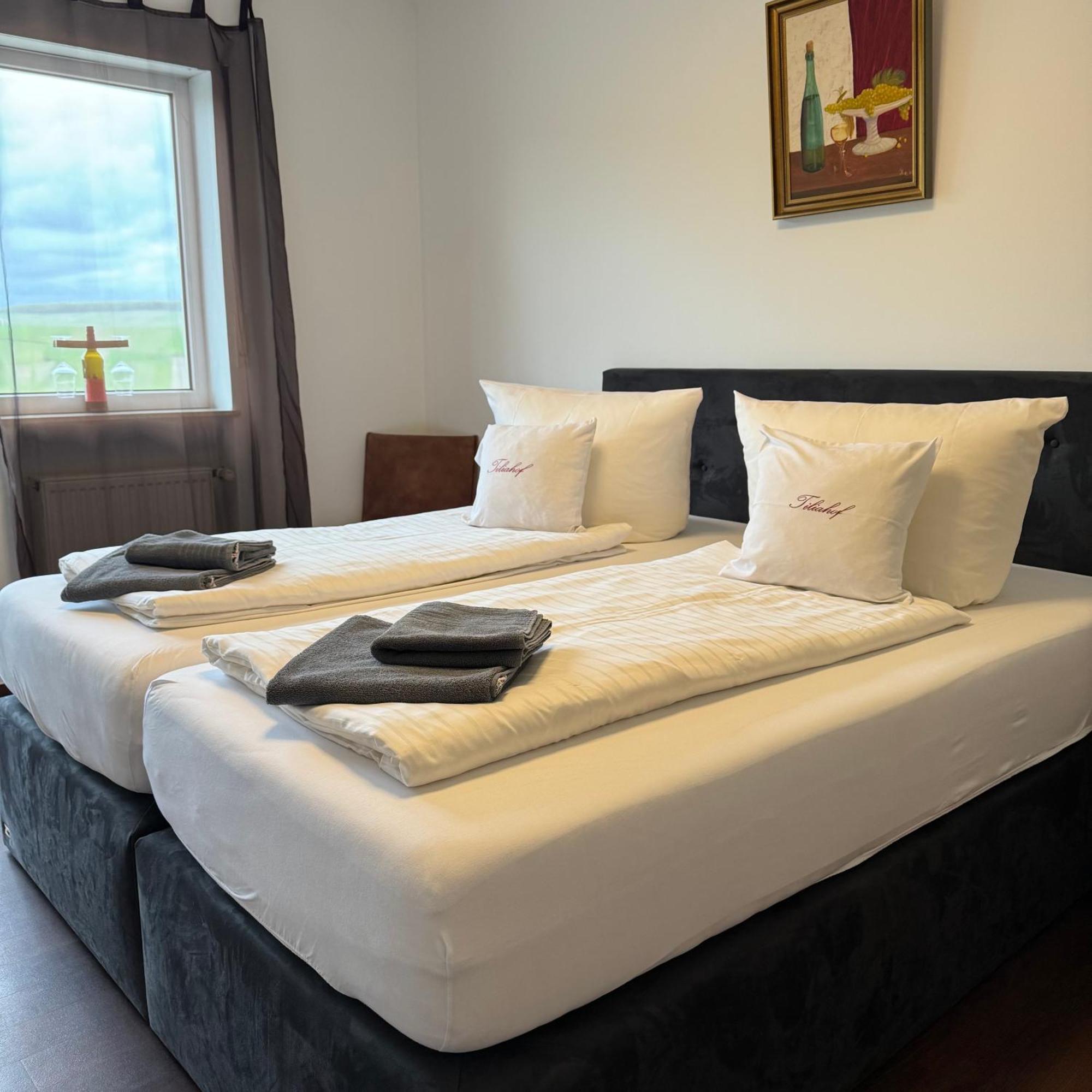 Weingut Tiliahof Bed & Breakfast Браунеберг Екстериор снимка