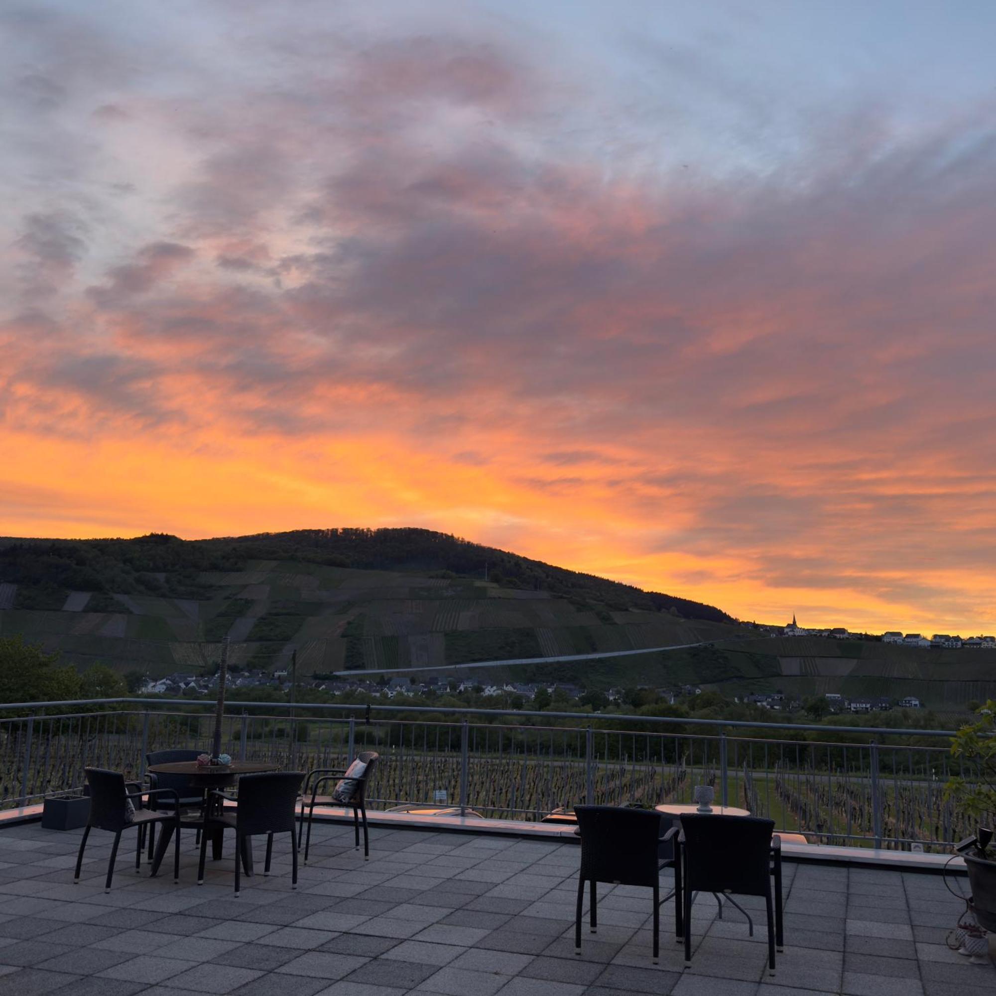 Weingut Tiliahof Bed & Breakfast Браунеберг Екстериор снимка